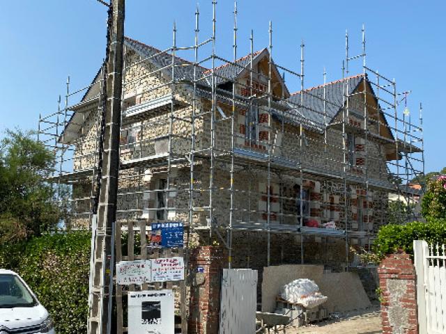 Surélévation d'une maison qui est une villa de la commune de Saint Marc sur Mer